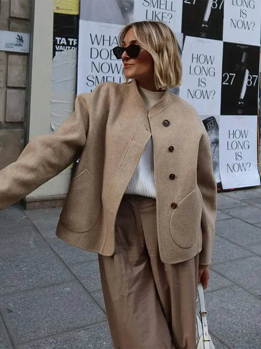 Courtney | Oversized Woljack med asymmetrisk knaplukning og rummelige lommer