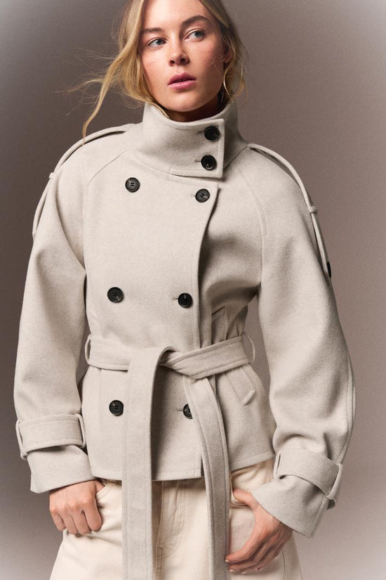 Dame trenchjakke med høj krave, dobbeltradet knaplukning og bindebælte