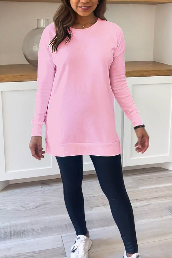 Damebluse med rund hals, lange ærmer og lang lige model
