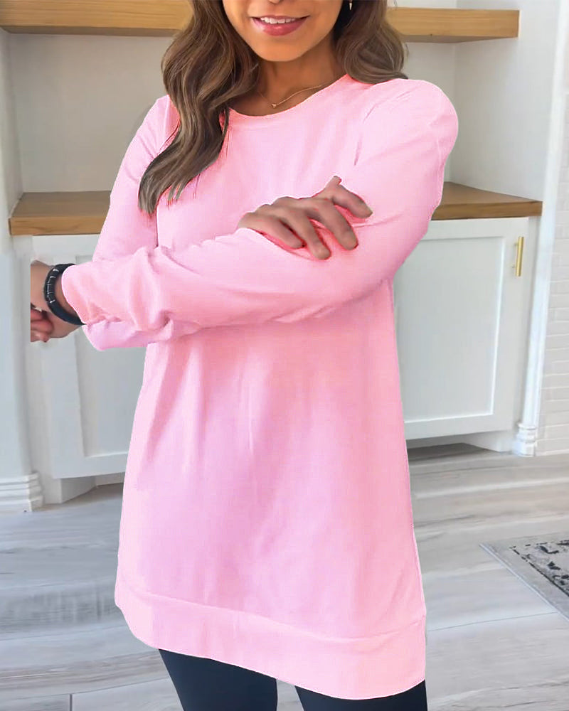 Damebluse med rund hals, lange ærmer og lang lige model