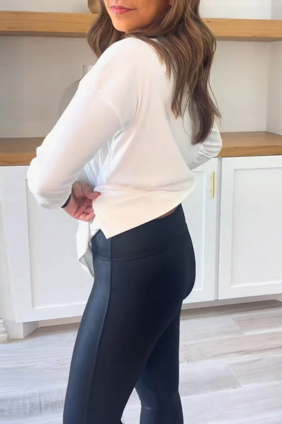 Damebluse med rund hals, lange ærmer og lang lige model