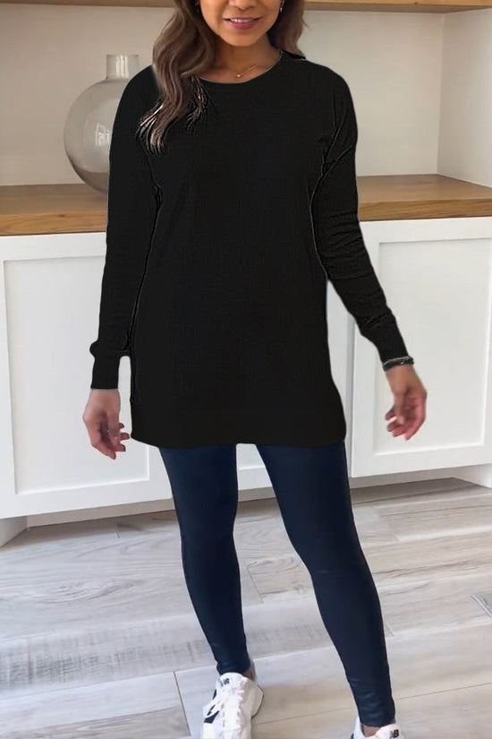 Damebluse med rund hals, lange ærmer og lang lige model