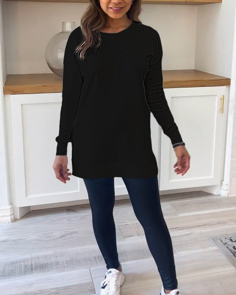 Damebluse med rund hals, lange ærmer og lang lige model