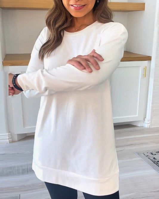 Damebluse med rund hals, lange ærmer og lang lige model