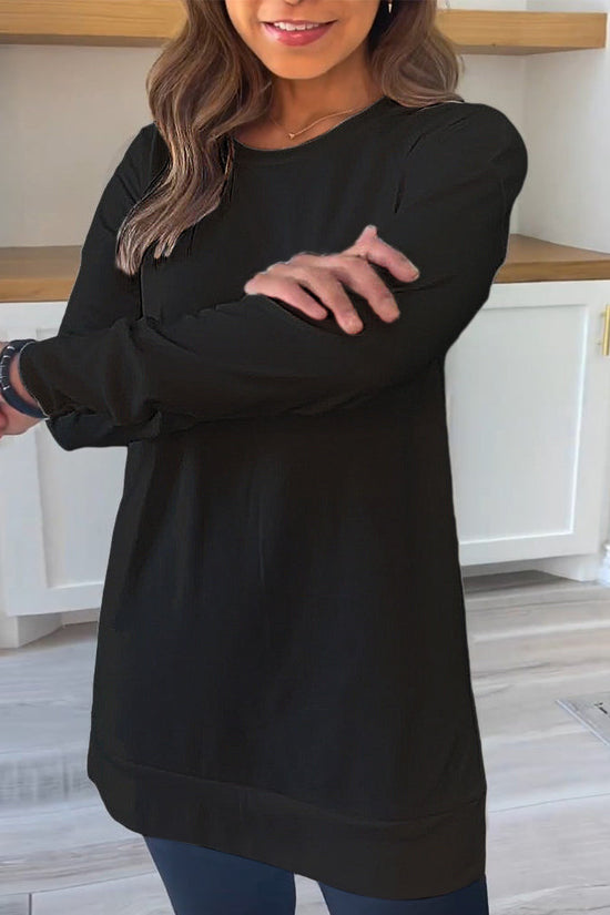 Damebluse med rund hals, lange ærmer og lang lige model