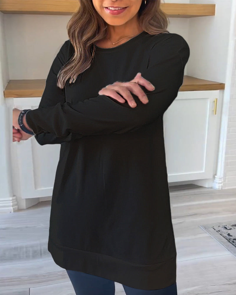 Damebluse med rund hals, lange ærmer og lang lige model