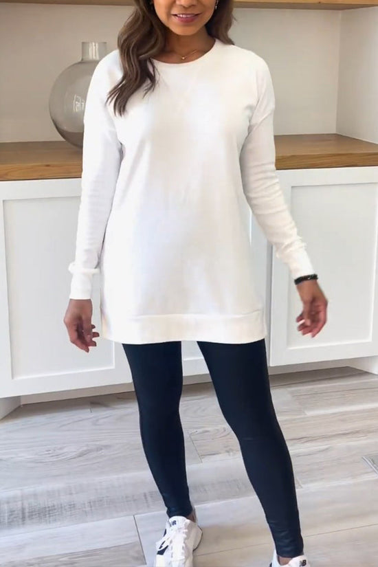 Damebluse med rund hals, lange ærmer og lang lige model