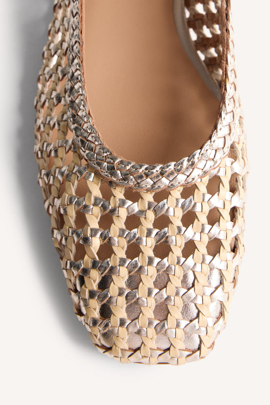 Beige flettede ballerinaer med slingback-rem, firkantet tå og lav hæl