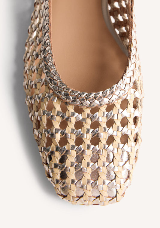 Beige flettede ballerinaer med slingback-rem, firkantet tå og lav hæl