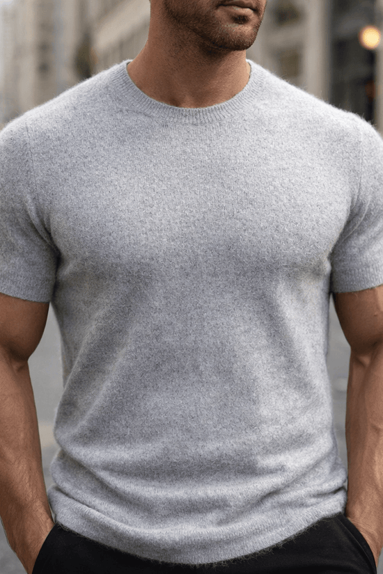 Herre i ensfarvet strikket T-shirt med rund hals og korte ærmer