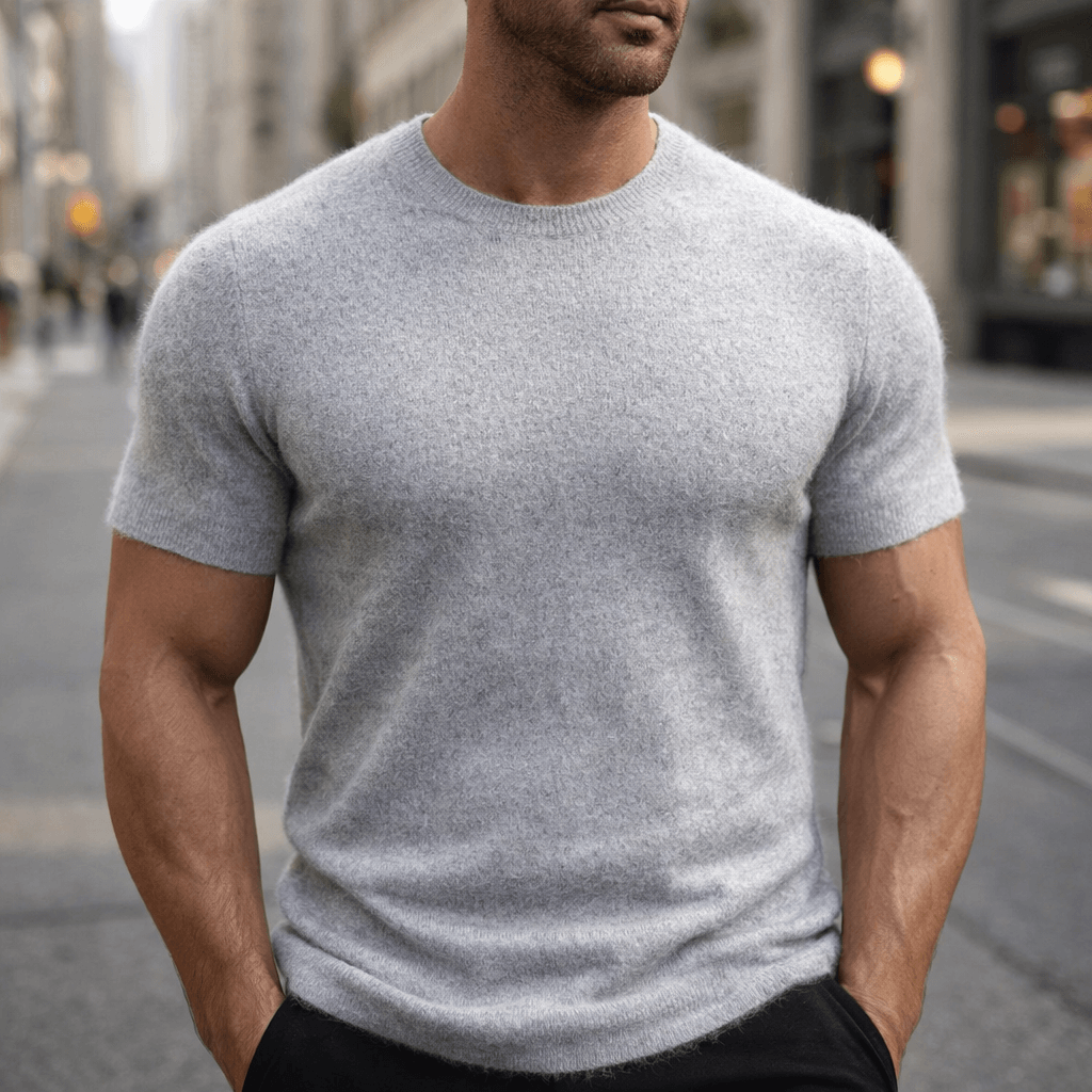 Herre i ensfarvet strikket T-shirt med rund hals og korte ærmer