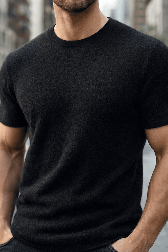Herre i ensfarvet strikket T-shirt med rund hals og korte ærmer