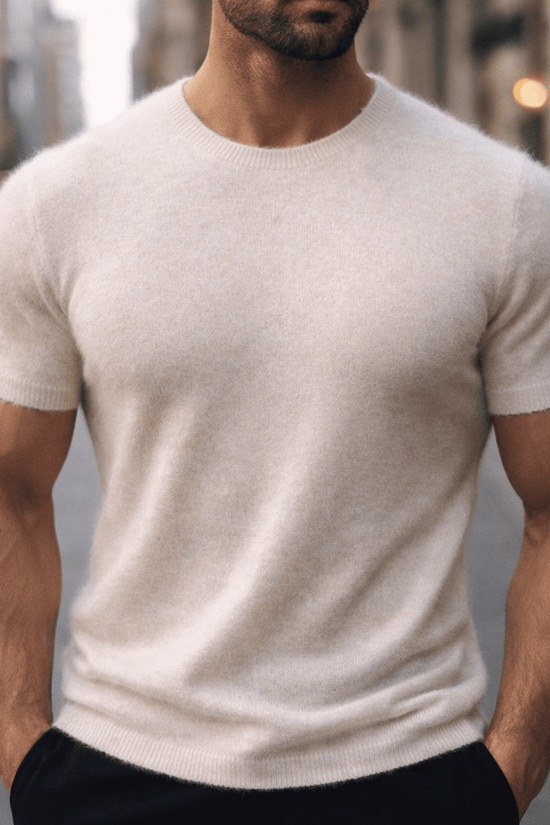 Herre i ensfarvet strikket T-shirt med rund hals og korte ærmer