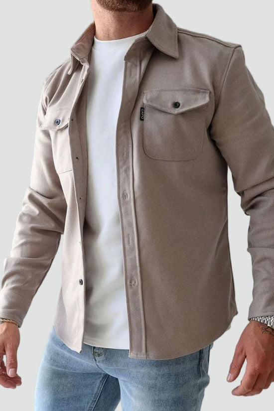 Herreoverskjorte med krave, lange ærmer, knaplukning og to brystlommer