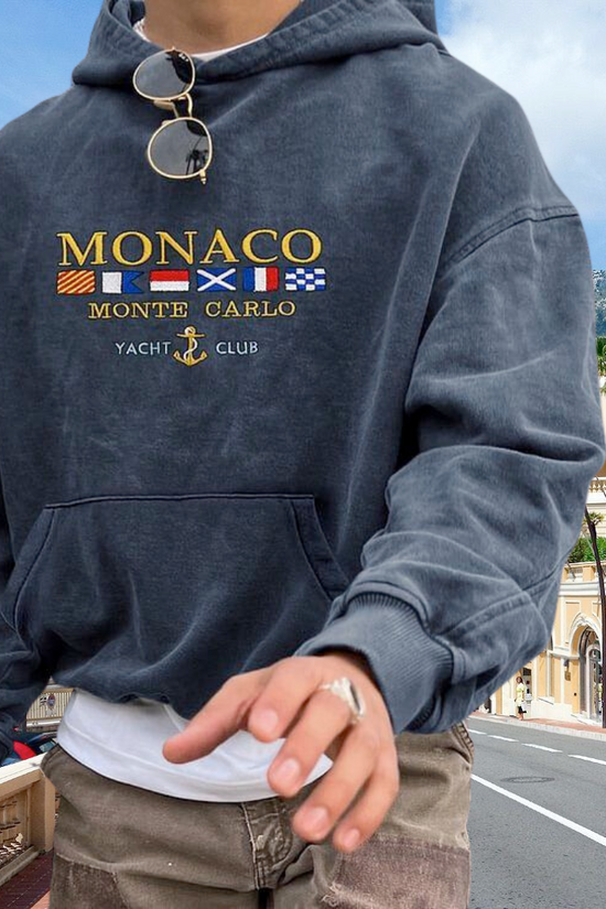 Mørkegrå herre hættetrøje med hætte, kængurulomme og MONACO-fronttryk
