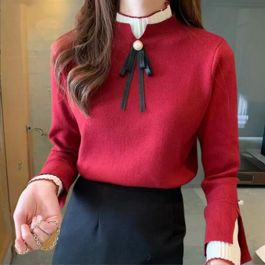 Dame striktrøje med høj krave, kontrastkanter og dekorativ sort sløjfe