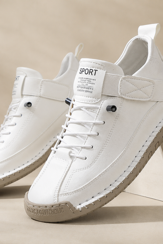 Sneakers med snørebånd, rem over vristen og flad sål