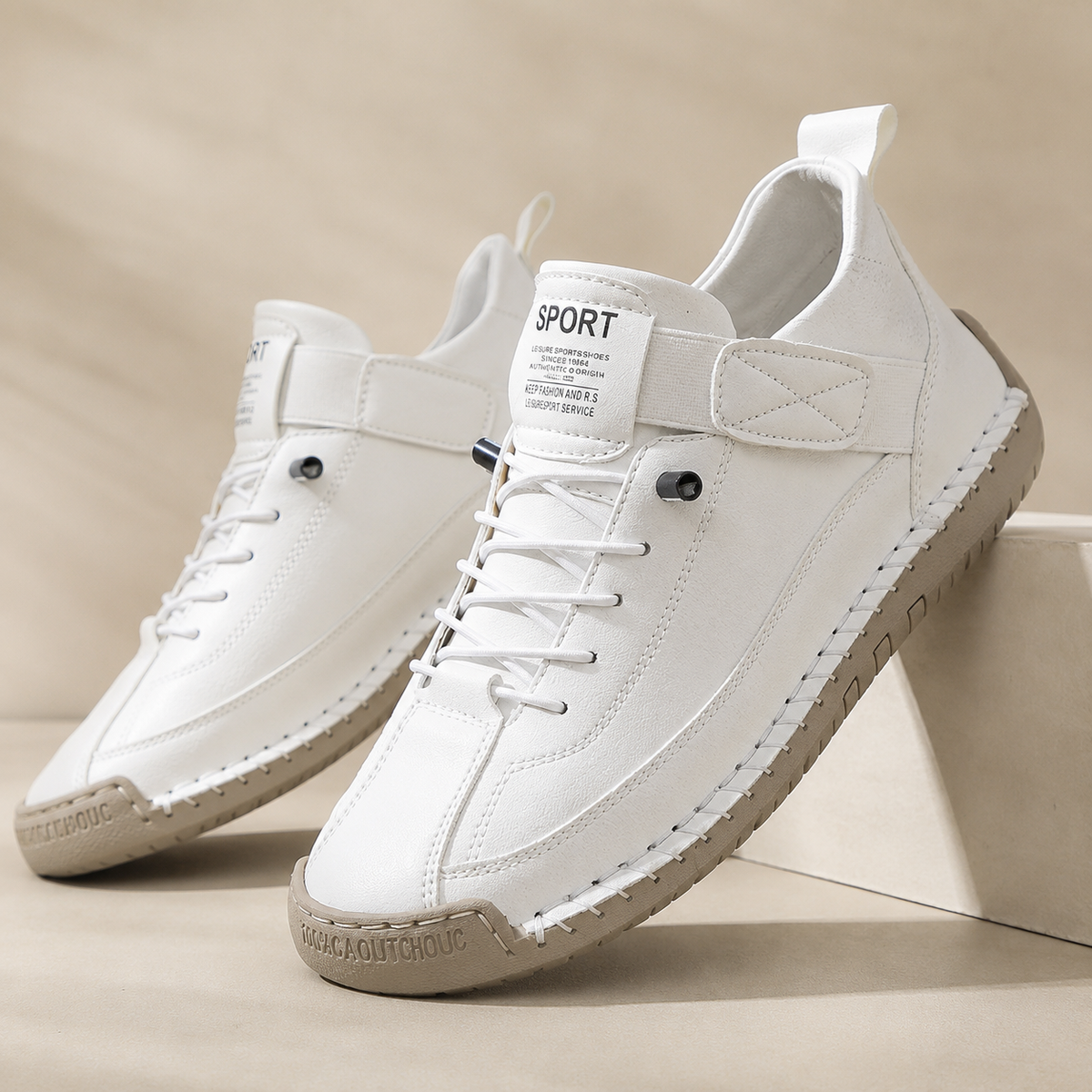 Sneakers med snørebånd, rem over vristen og flad sål