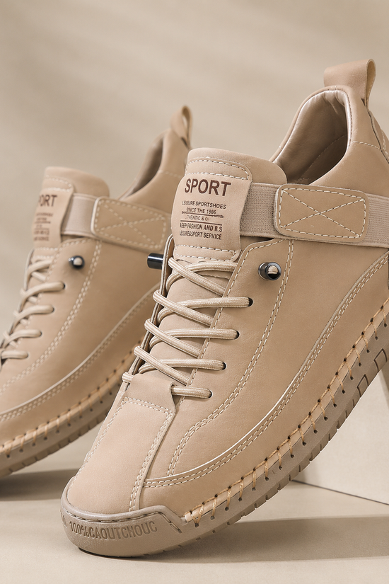 Sneakers med snørebånd, rem over vristen og flad sål