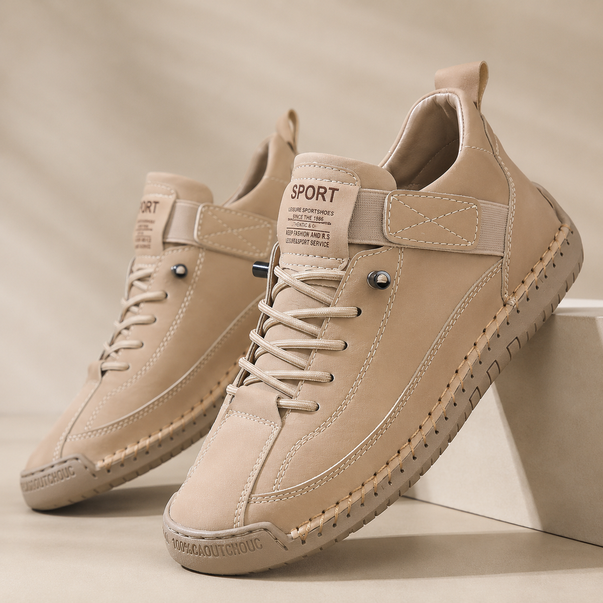 Sneakers med snørebånd, rem over vristen og flad sål
