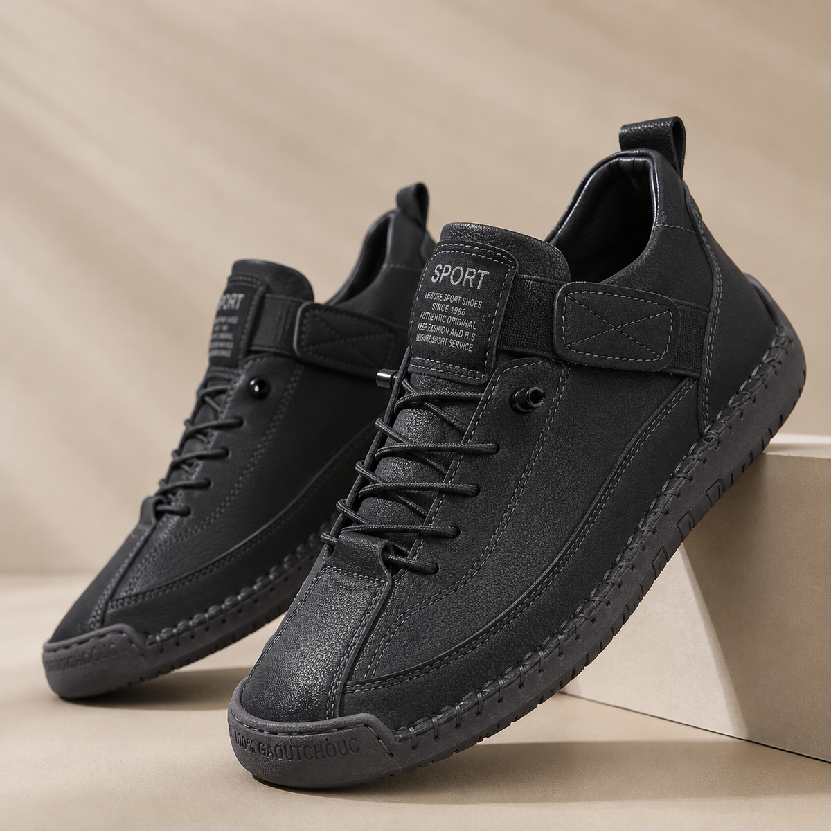 Sneakers med snørebånd, rem over vristen og flad sål