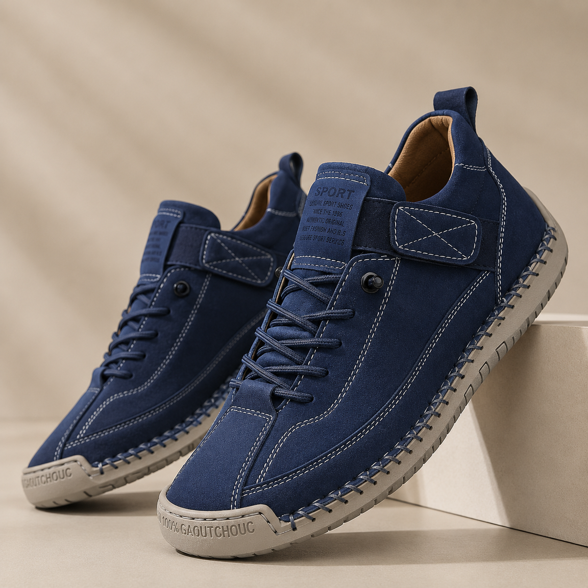 Sneakers med snørebånd, rem over vristen og flad sål