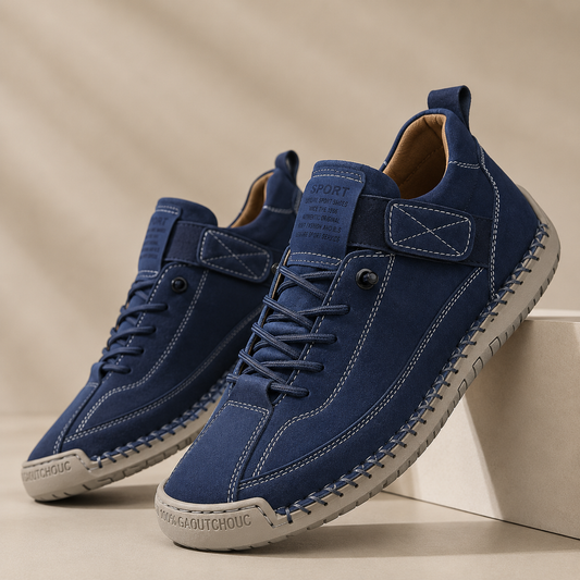 Sneakers med snørebånd, rem over vristen og flad sål