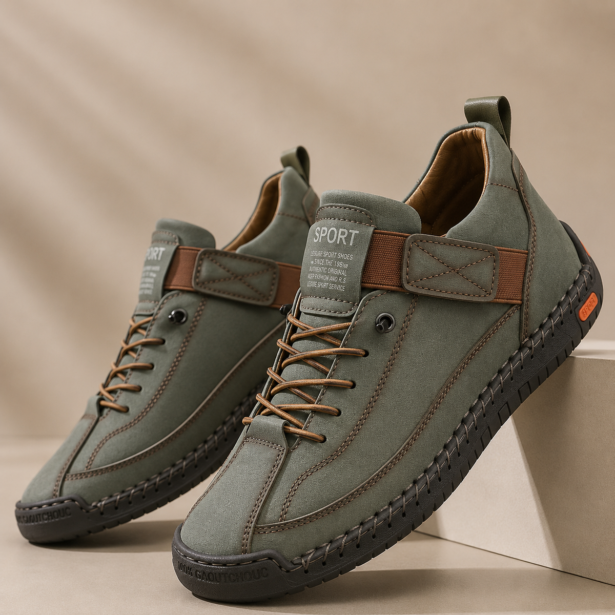 Sneakers med snørebånd, rem over vristen og flad sål