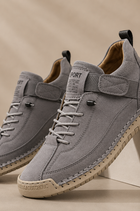 Sneakers med snørebånd, rem over vristen og flad sål