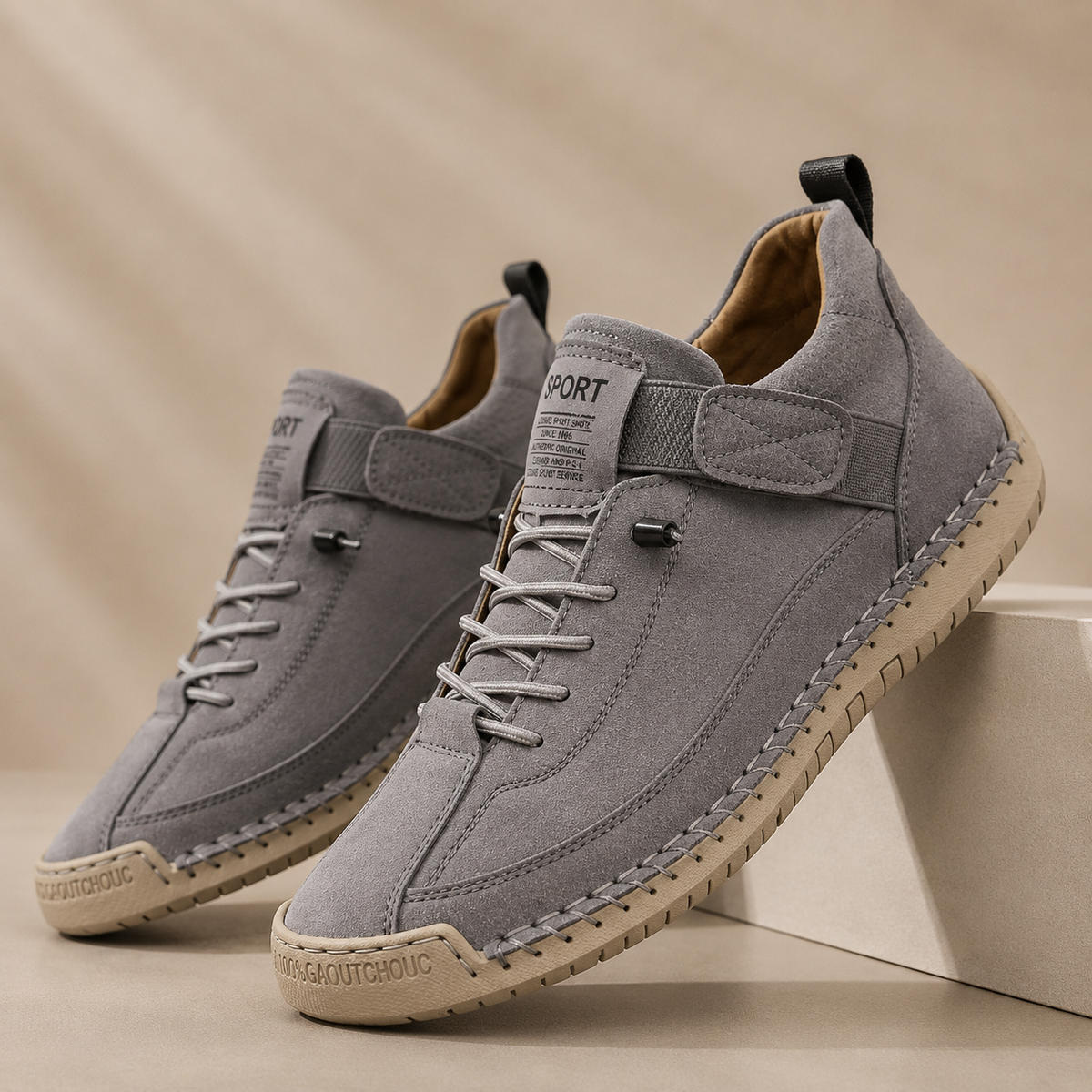 Sneakers med snørebånd, rem over vristen og flad sål