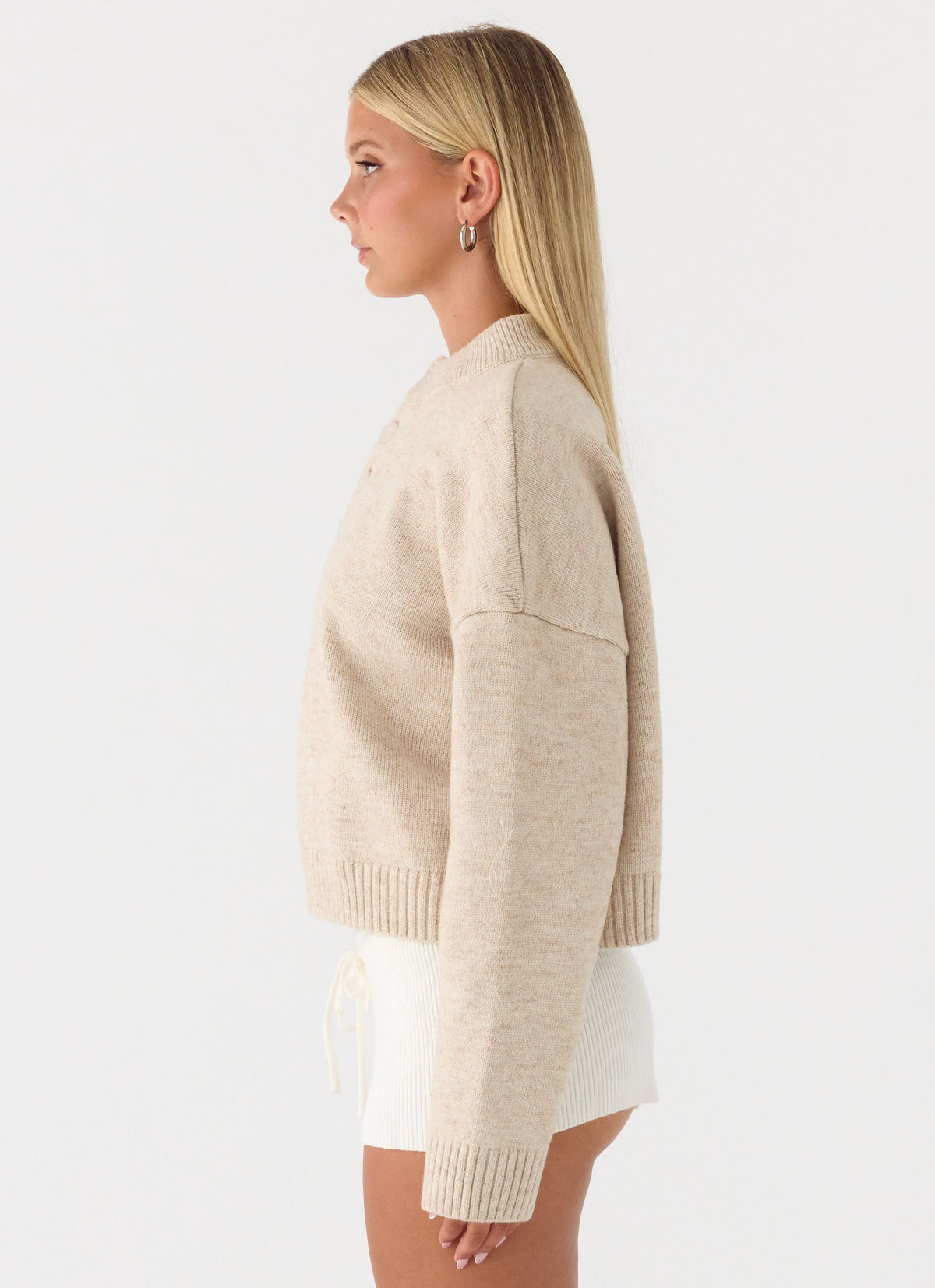 Beige dame striktrøje med høj krave, knapper og lange ærmer