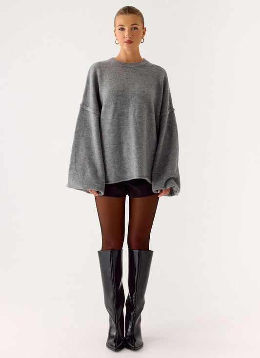 Grå oversized striktrøje til dame med rund hals og brede lange ærmer