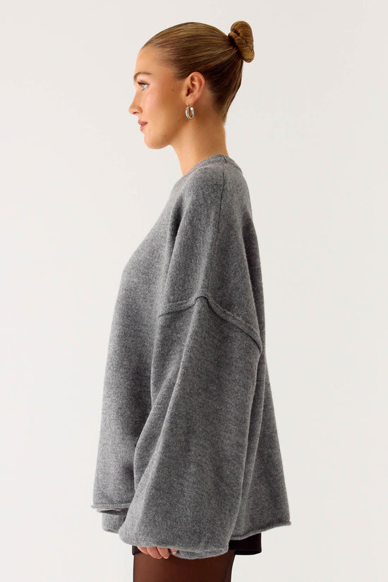 Grå oversized striktrøje til dame med rund hals og brede lange ærmer