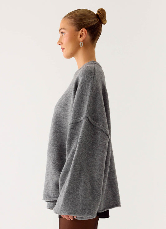 Grå oversized striktrøje til dame med rund hals og brede lange ærmer