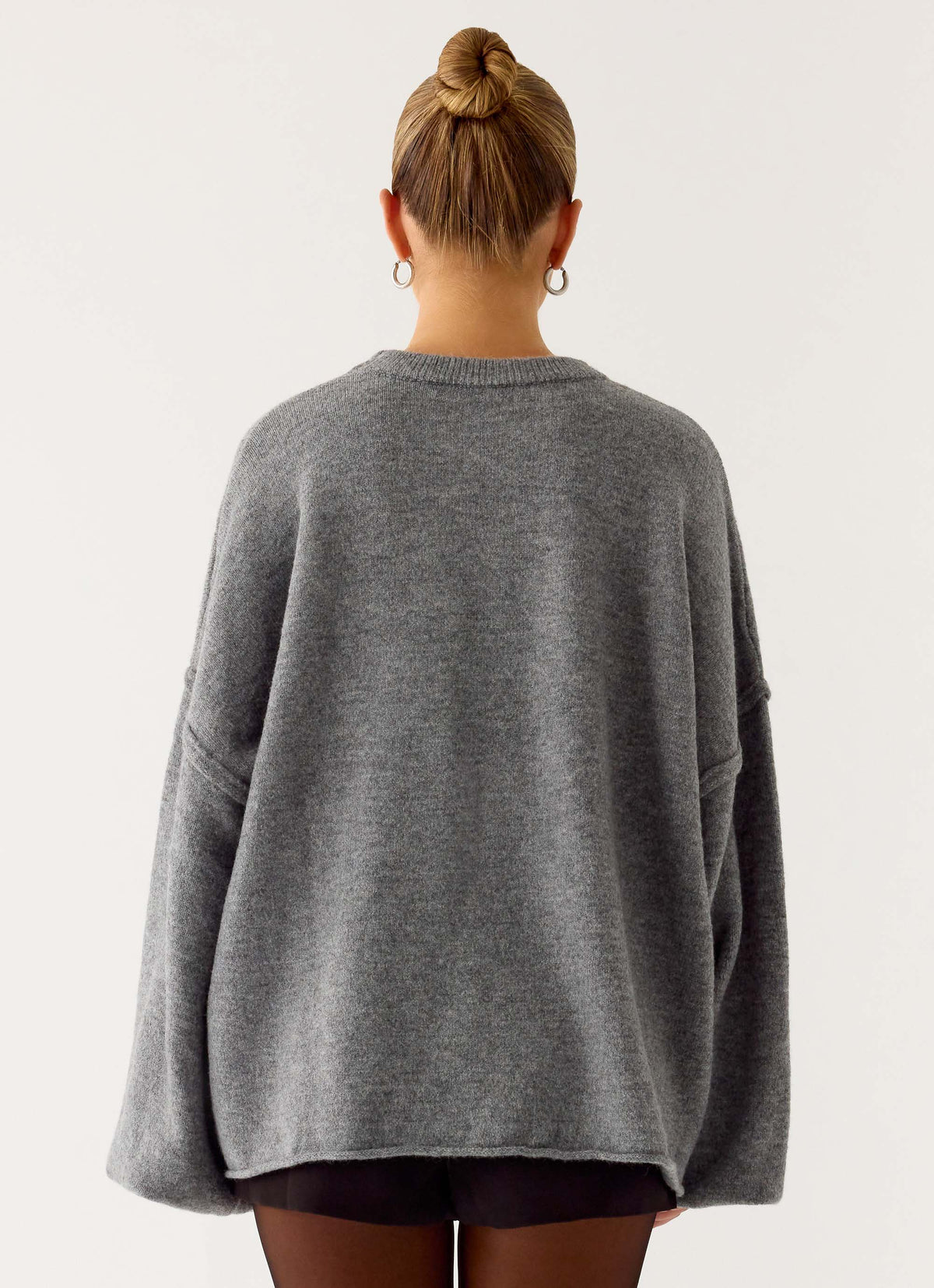 Grå oversized striktrøje til dame med rund hals og brede lange ærmer