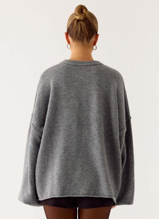 Grå oversized striktrøje til dame med rund hals og brede lange ærmer