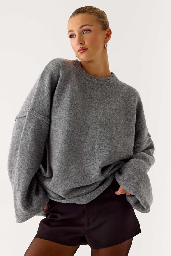 Grå oversized striktrøje til dame med rund hals og brede lange ærmer