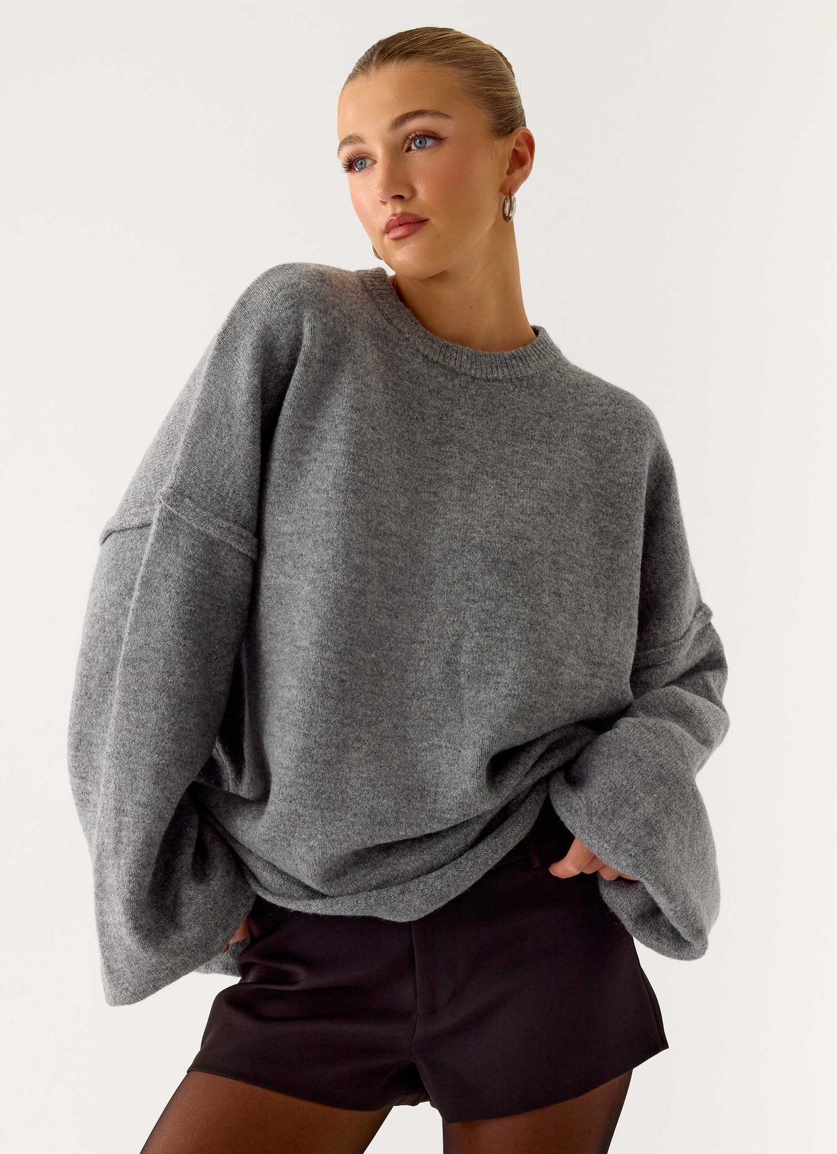 Grå oversized striktrøje til dame med rund hals og brede lange ærmer