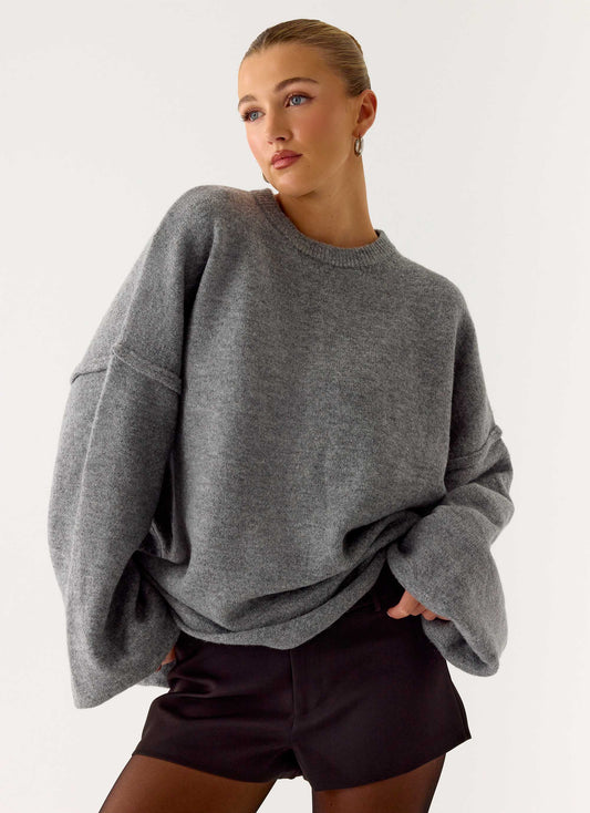 Grå oversized striktrøje til dame med rund hals og brede lange ærmer