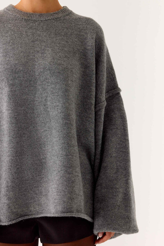 Grå oversized striktrøje til dame med rund hals og brede lange ærmer