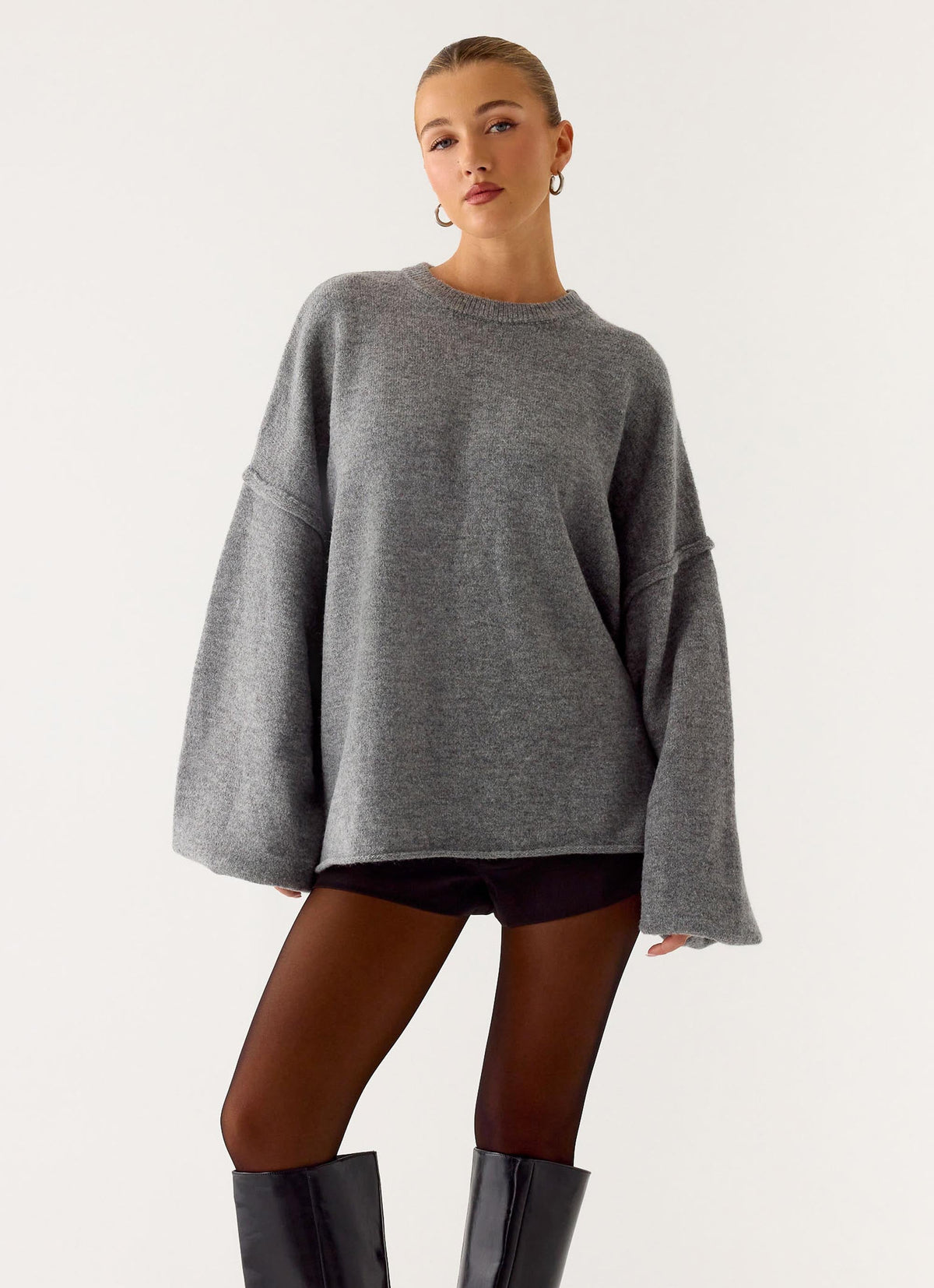 Grå oversized striktrøje til dame med rund hals og brede lange ærmer