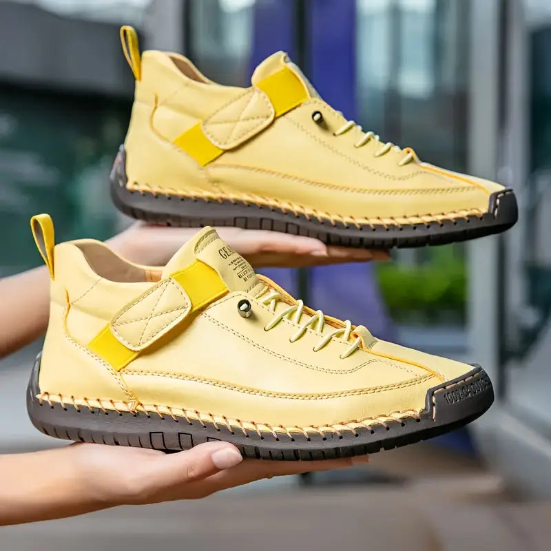 Damesneakers med snørebånd, sidespænde og kraftig flad sål