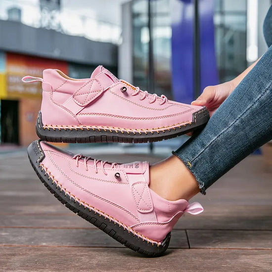 Damesneakers med snørebånd, sidespænde og kraftig flad sål