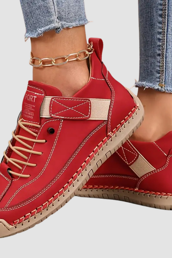Damesneakers med snørebånd, sidespænde og kraftig flad sål