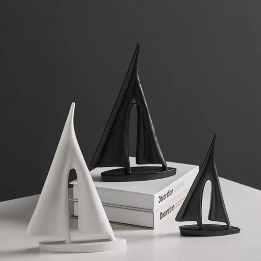 Minimalistisk sejlbåd skulptur i moderne design til indretning