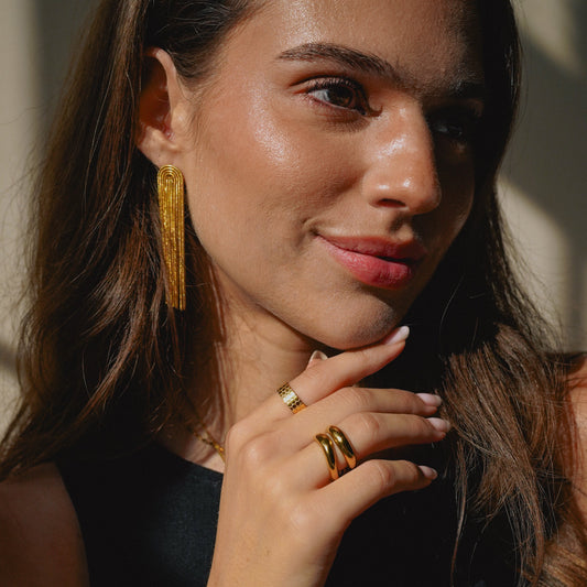 GlamourGold - Elegante Guldøreringe med Frynser til Dame