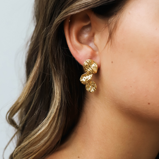 DILA - Skulpturelle guldøreringe til kvinder med et elegant statement-design
