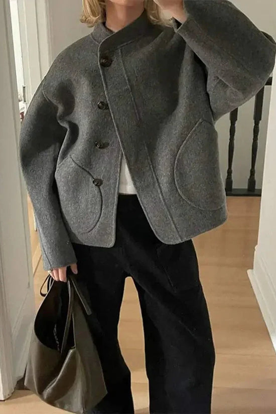Courtney | Oversized Woljack med asymmetrisk knaplukning og rummelige lommer
