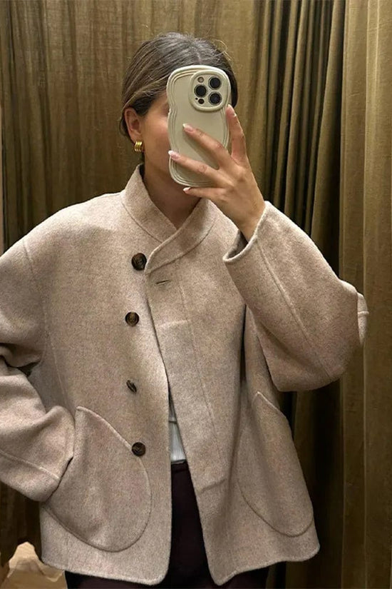 Courtney | Oversized Woljack med asymmetrisk knaplukning og rummelige lommer
