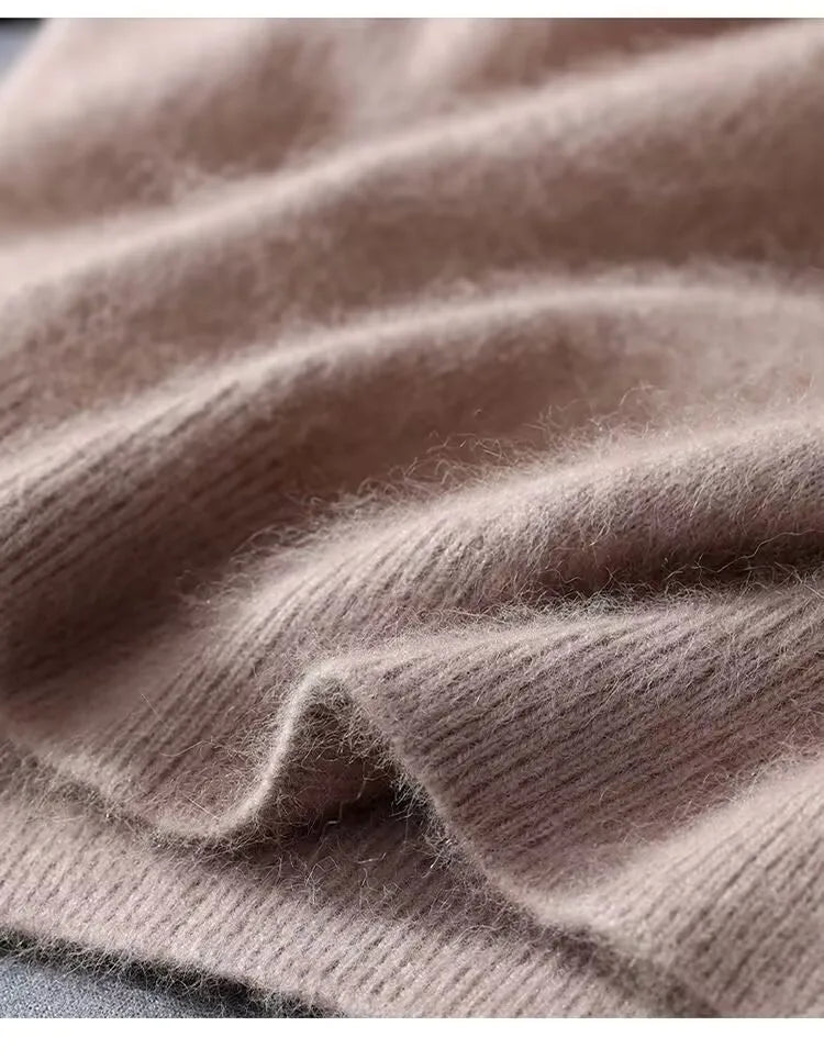 Herre i ensfarvet strikket T-shirt med rund hals og korte ærmer
